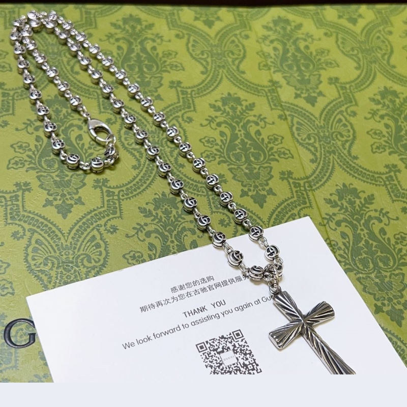G*u*i necklaces